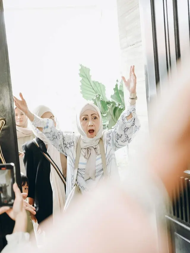 6 Potret Kejutan Ultah Ibu Sambung Olla Ramlan ke-71, Tetap Bugar dan Awet Muda