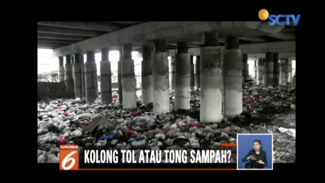 Sekitar 200 petugas Sudin Lingkungan Hidup Pemkot Jakarta Utara bersihkan sampah di kolong Tol Jalan Layang Wiyoto Wiyono, Tanjung Priok.