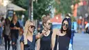 Ketiga model cantik ini memakai pakaian berwarna senada, yaitu hitam matte.  Namun, memang yang paling terlihat menonjol adalah busana Kendall Jenner. (dailymail/Bintang.com)