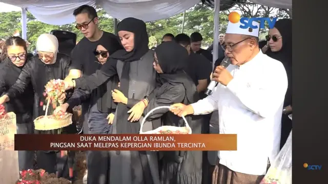 Olla Ramlan di pemakaman ibunda. (Hot Shot, YouTube/ SCTV)