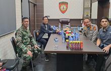 Momen Sultan HB X Membelah Lautan Massa Blokade Jalan saat Demo di Depan Polda DIY