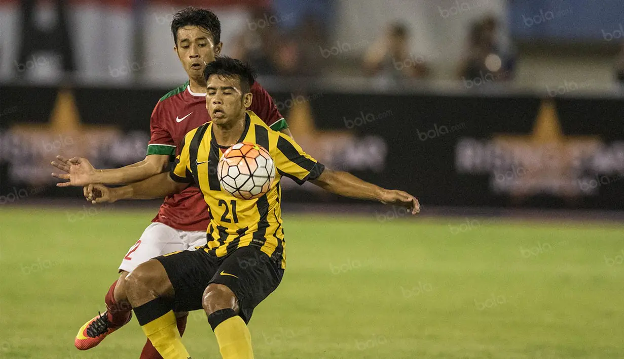 Bek saya Indonesia, Beny Wahyudi, berusaha menahan laju gelandang Malaysia, Muhammad Safawi. Sebelum laga ini timnas Merah Putih terakhir bertanding pada Maret 2015, kala itu menghadapi Myanmar. (Bola.com/Vitalis Yogi Trisna)