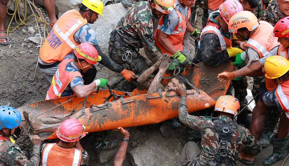 Para prajurit menyelamatkan seorang pekerja dalam keadaan hidup dari sebuah terowongan saat operasi yang sedang berlangsung di proyek pembangkit listrik tenaga air Trishuli-3A di distrik Rasuwa, Nepal, Jumat, 4 September 2026. (Angkatan Darat Nepal via AFP)