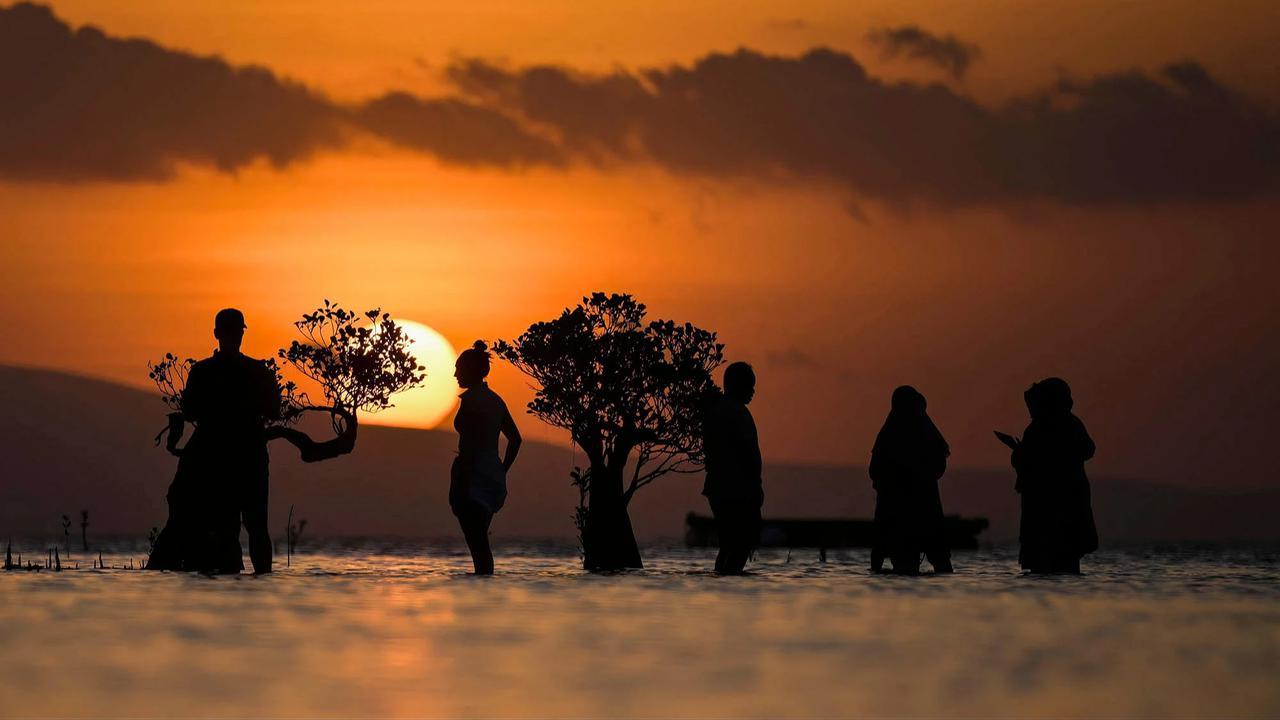 FOTO: Senja Pantai Walakiri Memikat Wisatawan di Sumba Timur