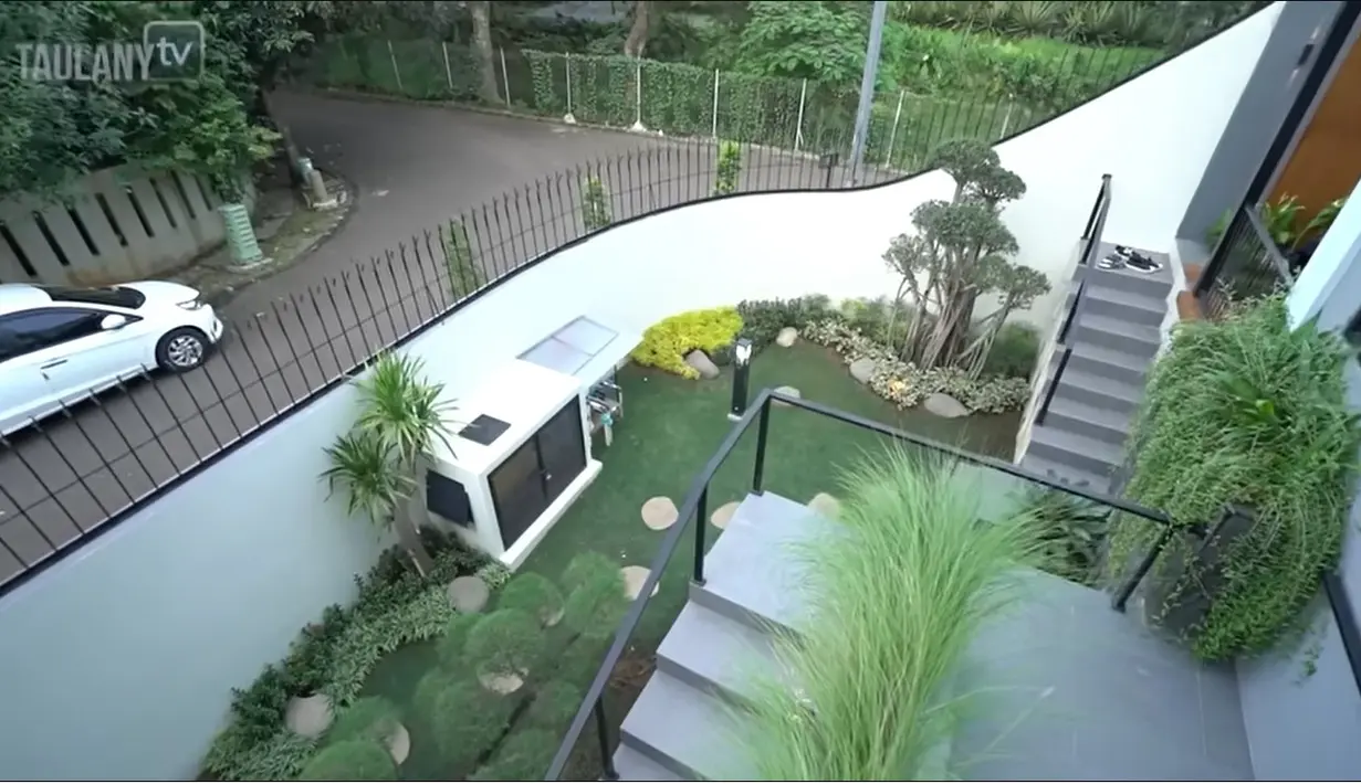 Rumah tampak asri dengan mini garden cukup unik. Taman bergaya Jepang menyempurkanan keindahan rumahnya. Menurut Surya, rumah ini dirancang oleh arsitek. [Youtube/TAULANY TV]
