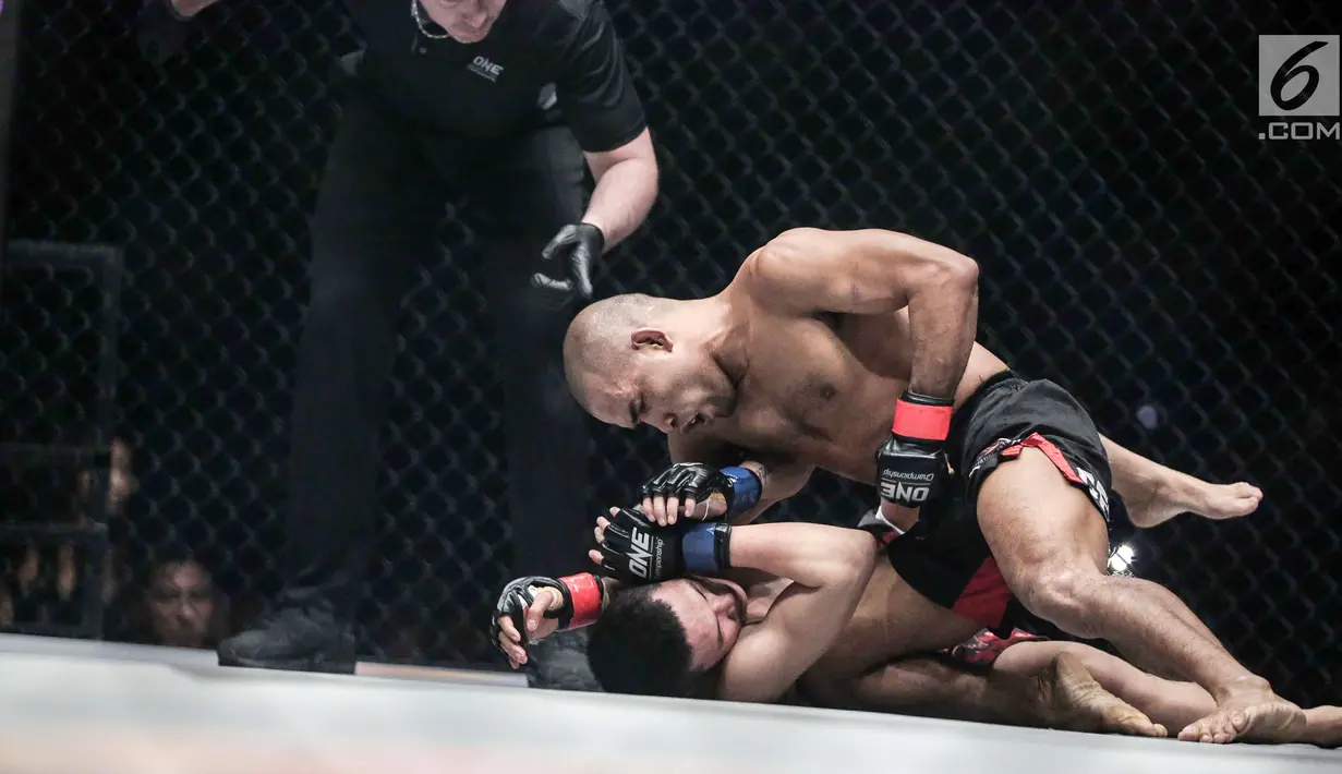 Petarung Filipina, Rene Catalan (atas) berusaha mengunci petarung China, Peng Xue Wen saat berlaga pada One Championship di Jakarta, Sabtu (20/1). Petarung Rene Catalan menang atas Peng Xue Wen. (Liputan6.com/Faizal Fanani)