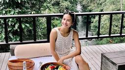 “What. A. Gateway,” tulis Maudy Ayunda dalam keterangan postingan di akun Instagramnya, @maudyayunda, Minggu, (28/8/2022). Dalam slide pertama unggahan tersebut, wanita berusia 28 tahun itu terlihat tengah duduk bersantai di sofa daybed lengkap dengan sajian-sajian khas Bali di depannya. (Instagram/maudyayunda)