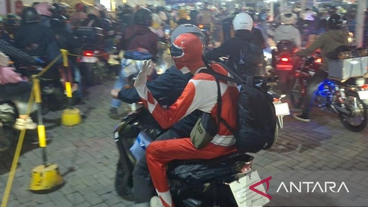 Aksi Unik Pemudik Power Ranger Ciwandan Curi Perhatian di Pelabuhan
