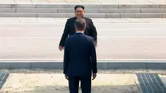Presiden Korea Selatan, Moon Jae-in menyambut kedatangan Pemimpin Korea Utara, Kim Jong-un di Zona Demiliterisasi (DMZ), Panmunjom, Jumat (27/4). Keduanya berjabat tangan sambil menempatkan senyum di bibir masing-masing. (Korea Broadcasting System via AP)