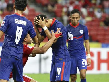 Kemenangan Timnas Indonesia atas Singapura di leg kedua semifinal Piala AFF 2020 tak lepas dari peran Asnawi Mangkualam yang dipercaya menjadi kapten tim sejak laga di fase grup. Permainan ngotot dan jiwa kepemimpinan jelas terlihat dalam aksi-aksinya berikut. (AP/Suhaimi Abdullah)