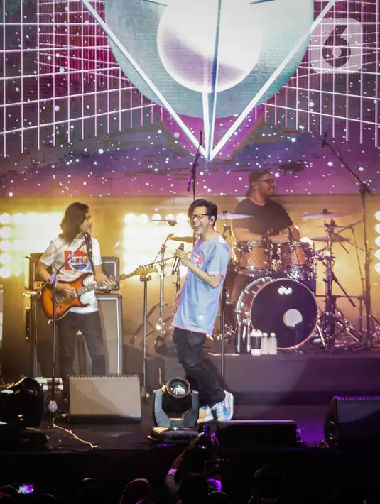 Musisi Armand Maulana bersama band Arana Project tampil dalam festival musik Love Fest di Istora Senaya, Jakarta, Sabtu (22/2/2020). Dalam penampilannya mereka membawakan sejumlah lagu seperti Januari milik band Gigi, bawa aku pergi, dan sebelah mata. (Liputan6.com/Faizal Fanani)
