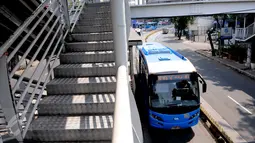 Pemprov DKI Jakarta akan melakukan sterilisasi jalur Transjakarta mulai Senin nanti (13/6) dan hanya membolehkan masuk 3 jenis kendaraan yaitu Ambulans, Pemadam Kebakaran dan Mobil plat RI. (Liputan6.com/Helmi Afandi)