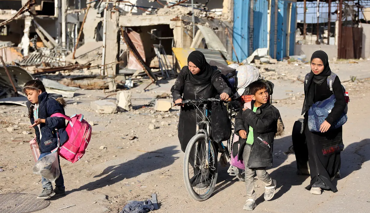 Juru bicara pertahanan sipil mengatakan, sedikitnya 50 warga Palestina tewas saat Israel mengebom bangunan tempat tinggal di Beit Lahiya, Gaza utara. (Omar AL-QATTAA/AFP)