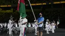 Seorang relawan membawa bendera nasional Afghanistan dalam defile upacara pembukaan Paralimpiade Tokyo 2020 di Tokyo, Selasa (24/8/2021). Bendera Afghanistan dikibarkan tanpa kehadiran satu pun atletnya menyusul kondisi negaranya pasca dikuasai oleh Taliban. (AP Photo/Shuji Kajiyama)