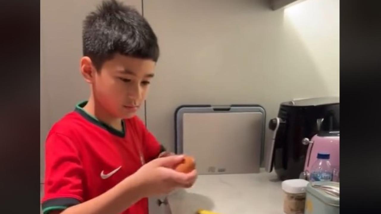 Video Rafathar Belajar Masak Telur Ditonton Puluhan Juta Kali, Kompornya Jadi Sorotan