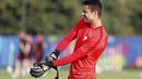 Kiper Polandia, Lukasz Fabianski tengah serius berlatih bersama timnya sebelum laga melawan Portugal di Olympic Marseille Training Ground, Marseille, Prancis, (29/6/2016).  (REUTERS/Michael Dalder)