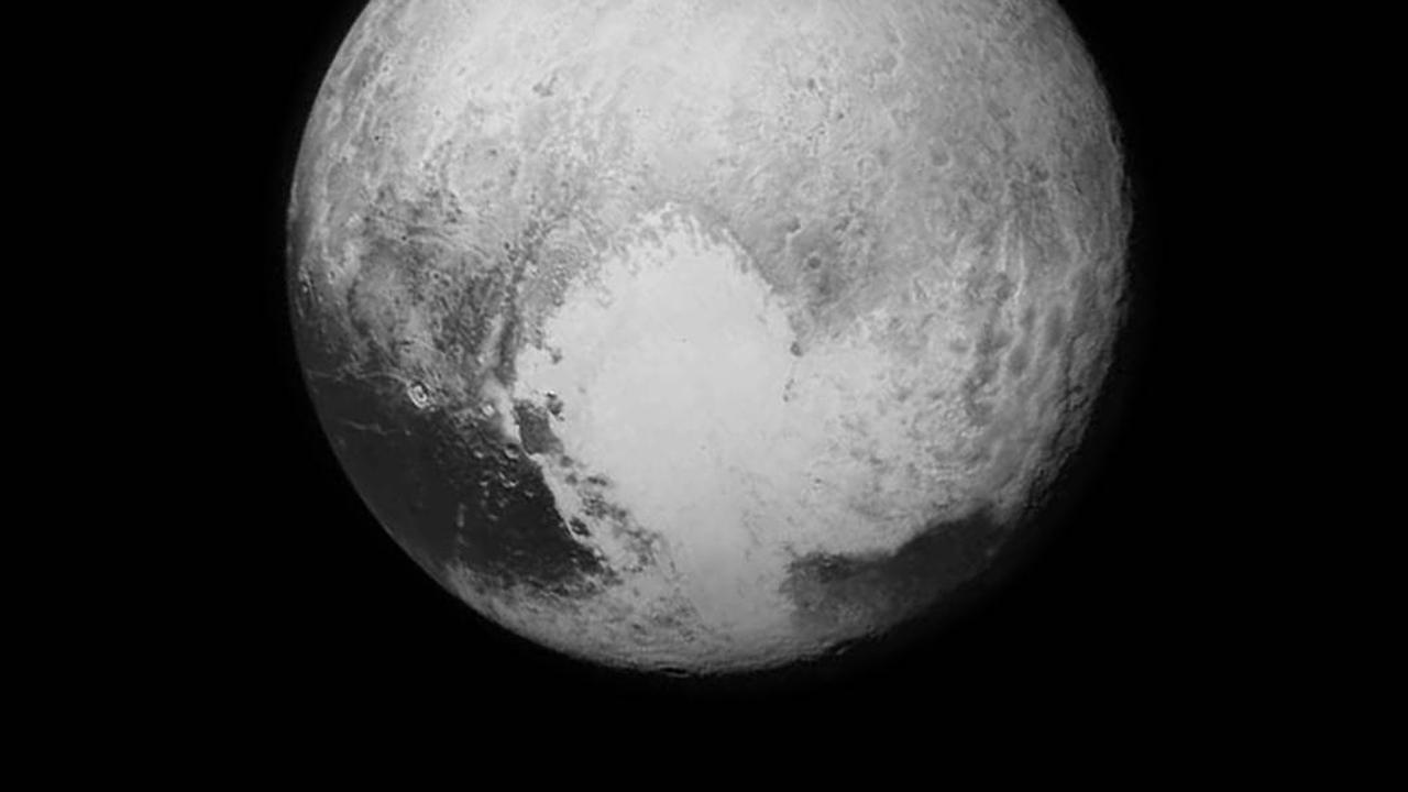 Citra Pluto Hitam Putih dari  Long Range Reconnaissance Imager