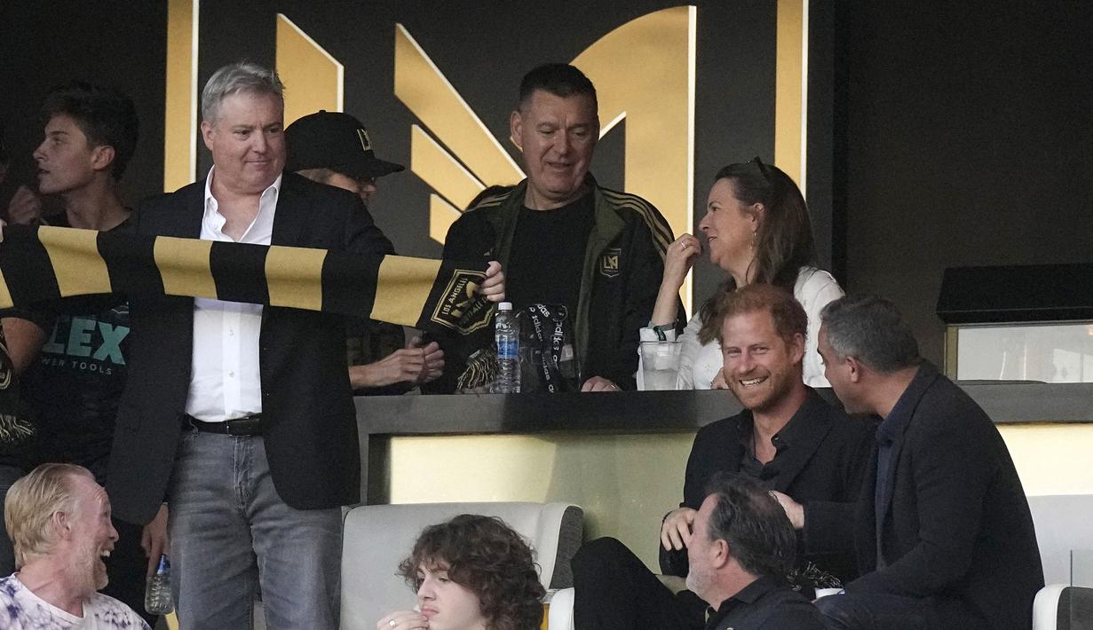 Duke of Sussex, Harry (kedua kanan) dan Los Angeles FC co-owner, Larry Berg (kiri) saat laga lanjutan Major League Soccer (MLS) antara Los Angeles FC melawan Inter Miami di Stadion BMO, Senin (04/09/2023) WIB. (AP Photo/Mark J. Terrill)
