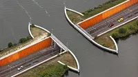 Jembatan air Veluwemeer di Belanda mulai beroperasi pada tahun 2002.