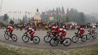 Lima pebalap Pishgaman Giant Team Iran memimpin balapan saat melewati Tugu Ayam di Kabupaten Solok dalam Etape 2 Tour de Singkarak 2015 dari Padang Pariaman menuju Solok, Sumatra Barat, Minggu (4/10/2015). (Bola.com/Arief Bagus)