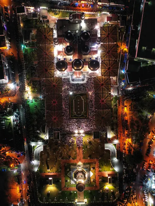 Bahkan, satu ruas jalan menuju masjid sampai ditutup untuk menjadi tempat parkir jemaah. (CHAIDEER MAHYUDDIN/AFP)