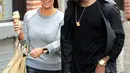 Lihat deh wajah bahagia Kim Kardashian saat makan es krim dan bercengkrama dengan Kanye West! (Jackson Lee/Splash News/USMagazine)