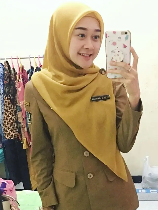 FOTO: Gaya Busana Ellen Nita, Eks Cherrybelle yang Kini Jadi PNS.
