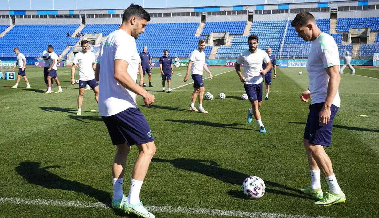 Para pemain Swiss menghadiri sesi latihan di Stadion Petrovsky, St. Petersburg, Rusia, Kamis (1/7/2021). Swiss akan menghadapi Spanyol pada pertandingan perempat final Euro 2020. (AP Photo/Dmitri Lovetsky)