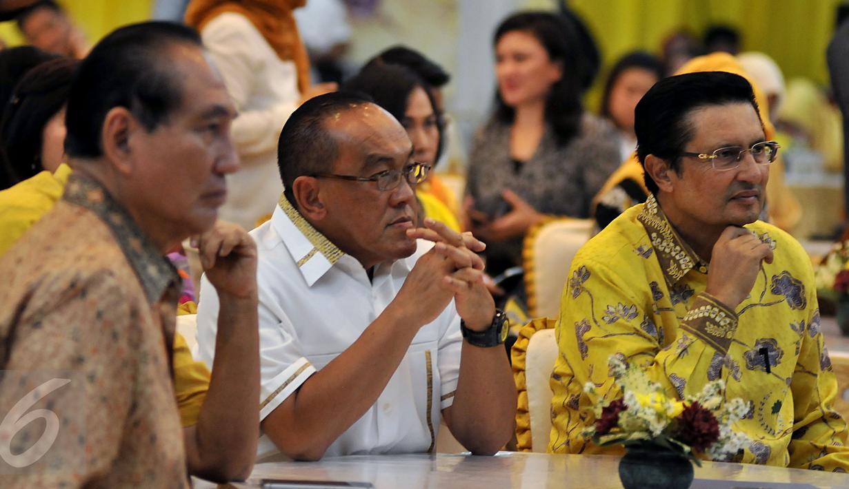 Ketua DPP Partai Golkar Munas Bali Aburizal Bakrie (kiri) dan Ketua Komisi XI DPR dari F-Golkar Fadel Muhammad saat menghadiri seminar bertema 'Kemampuan Pemenuhan Target Pembangunan dalam APBN 2016, Jakarta, Rabu (11/11/2015). (Liputan6.com/Johan Tallo)