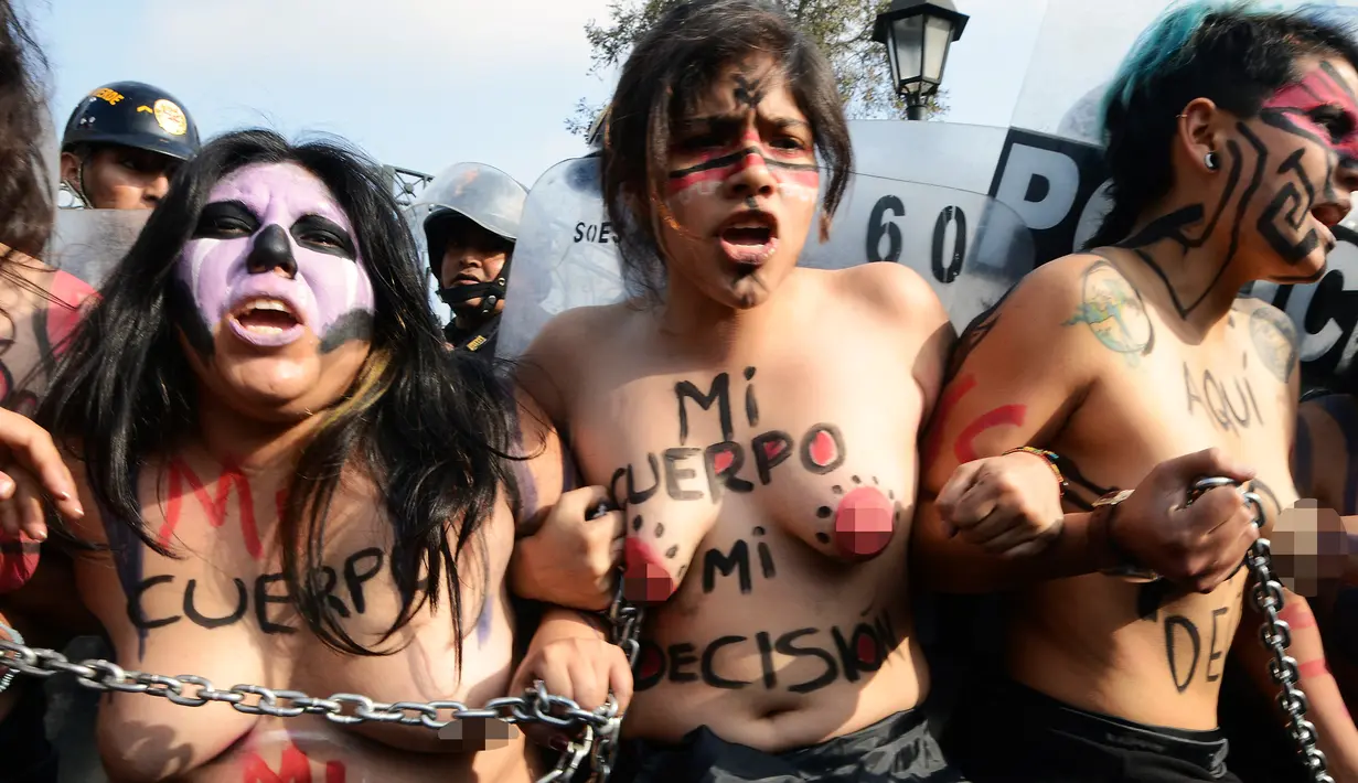 Ratusan aktivis nekat bertelanjang dada saat menggelar aksi Hari Internasional untuk Penghapusan Kekerasan terhadap Perempuan di Lima, Peru, Rabu (25/11). Dalam aksinya, mereka menuntut legalisasi aborsi dalam kasus pemerkosaan. (AFP PHOTO/CRIS BOURONCLE)