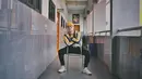 Selain bergaya kasual, Rizky juga kerap tampil dengan street style dengan memadukan sweater dikombinasikan dengan beany hat. Tambah stylish dengan memadukan footwear sneaker putih.(Liputan6.com/IG/@rizkyfbian)