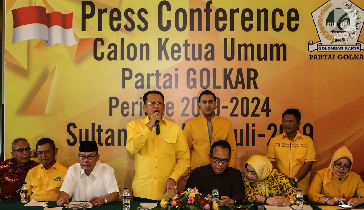 Wakil Koordinator Bidang Pratama Partai Golkar Bambang Soesatyo mendeklarasikan diri sebagai calon ketua umum Partai Golkar saat konferensi pers di Jakarta, Kamis (18/7/2019). Bamsoet mendeklarasikan diri sebagai pesaing Airlangga Hartarto bersama tiga orang lainnya. (Liputan6.com/Herman Zakharia)