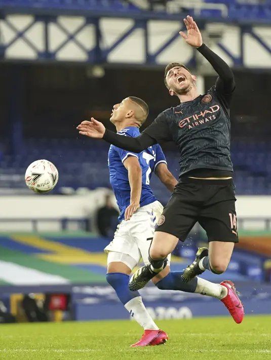 Penyerang Everton, Richarlison berebut bola dengan bek Manchester City, Aymeric Laporte pada perempat final Piala FA 2020/2021 di Goodison Park, Minggu dini hari WIB (21/3/2021). Manchester City lolos ke babak semifinal Piala FA setelah menang 2-0 atas Everton. (AP Photo/Jon Super, Pool)
