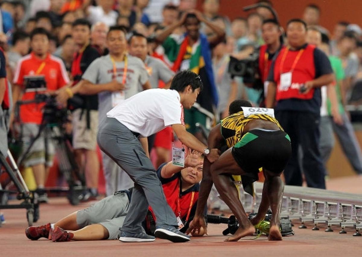 Insiden lucu Usain Bolt tertabrak kameramen usai juara lari 200 M