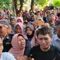 Ratusan warga menyambut meriah kedatangan Pegi Setiawan usai dinyatakan bebas dan tak bersalah di Praperadilan atas kasus dugaan pembunuhan Eky dan Vina Cirebon. (Liputan6.com/ Panji Prayitno)