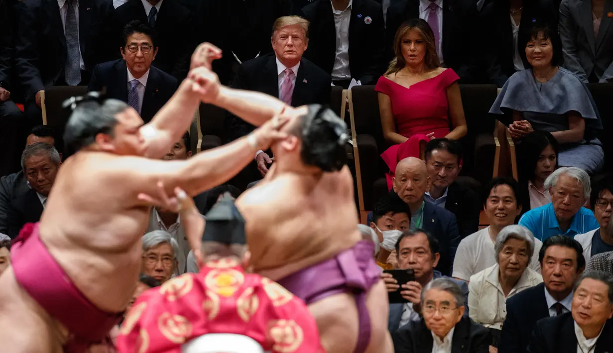 Presiden AS Donald Trump (dua kiri) didampingi PM Jepang Shinzo Abe (kiri) menyaksikan Tokyo Grand Sumo Tournament di Stadion Ryogoku Kokugikan, Tokyo, Jepang, Minggu (26/5/2019). Nonton bareng ini dilakukan di sela-sela kunjungan kenegaraan Trump ke Jepang. (AP Photo/Evan Vucci)