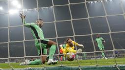Kiper Atletico Madrid, Jan Oblak gagal menghalau tendangan pemain Inter Milan, Marko Arnaautovic dalam duel leg pertama babak 16 besar Liga Champions di Stadion Giuseppe Meazza, Rabu (21/2/2024). (AP Photo/Luca Bruno)