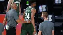 Pebasket Milwaukee Bucks, Giannis Antetokounmpo, meinggalkan lapangan usai menanduk pebasket Washington Wizards, Moritz Wagner, pada laga NBA, Selasa (11/8/2020). Bucks mengalahkan Wizards dengan skor 126-113. (AP Photo/Ashley Landis, Pool)