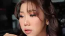 Tak lupa riasan bibir bernuansa ombre khas Korea diaplikasikan di bibir Kiky. [@kikysaputrii]