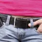 Apakah benar menyimpan ponsel dalam saku depan celana berbahaya bagi pria? Simak ulasannya di sini. (Foto: News.com.au)