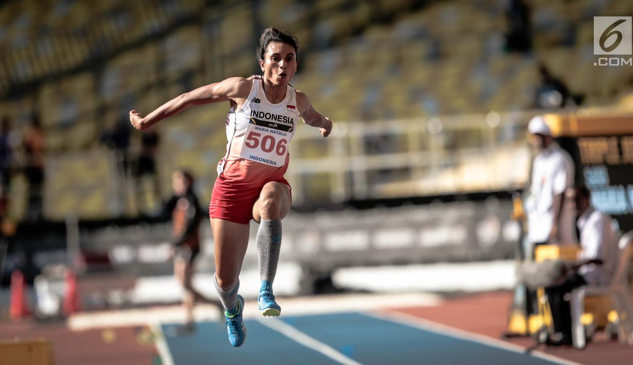 Atlet Lompat Jauh Indonesia, Maria Natalia Londa saat beraksi dalam laga nomor triple jump putri SEA Games di Stadium Bukit Jalil, Malaysia, Rabu (23/8). Maria Natalia Londa berhasil meraih medali perak. (Liputan6.com/Faizal Fanani)