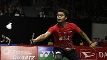 Ganda campuran Indonesia, Tontowi Ahmad, saat menghadapi ganda Inggris Chris Adcock/Gabrielle Adcock pada laga Indonesia Masters 2020 di Istora, Jakarta, Kamis (16/1). Tontowi/Apriyani kalah 9-21, 12-21. (Bola.com/Yoppy Renato)