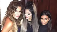 Khloe, Kylie Jenner dan Kim Kardashian (E!)