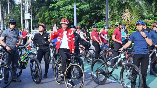 Presiden Joko Widodo atau Jokowi saat menikmati car free day (CFD) atau hari bebas kendaraan bermotor (HBKB) di sekitar kawasan Bundaran HI, Jakarta