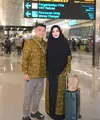 Anang dan Ashanty resmi bertolak ke Tanah Suci untuk menunaikan ibadah haji melalui Bandara Soekarno-Hatta, Tangerang. Ashanty pun mengenakan kerudung panjang hitam dengan outer seragam motif batik. [@ashanty_ash]