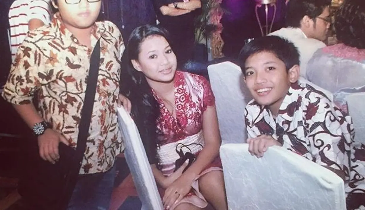 Mome Aurel dan Azriel saat hadir dalam acara tunangan ayahnya Anang dengan Ashanty. Tubuh Azriel masih tampak gembul. Sedangkan Aurel dengan rambut panjang. [Instagram/ashanty_ash]