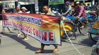 Ratusan awak angkutan konvensional dari Kota Tegal dan Kabupaten Tegal melakukan aksi demo menolak keberadaan transportasi online. (Liputan6.com/Fajar Eko Nugroho)