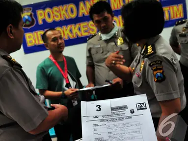 Tim Disaster Victim Indentification (DVI) melakukan pengumpulan data antemortem di Posko DVI, Bandara Juanda, Surabaya, Rabu (31/12/2014). (Liputan6.com/Johan Tallo)