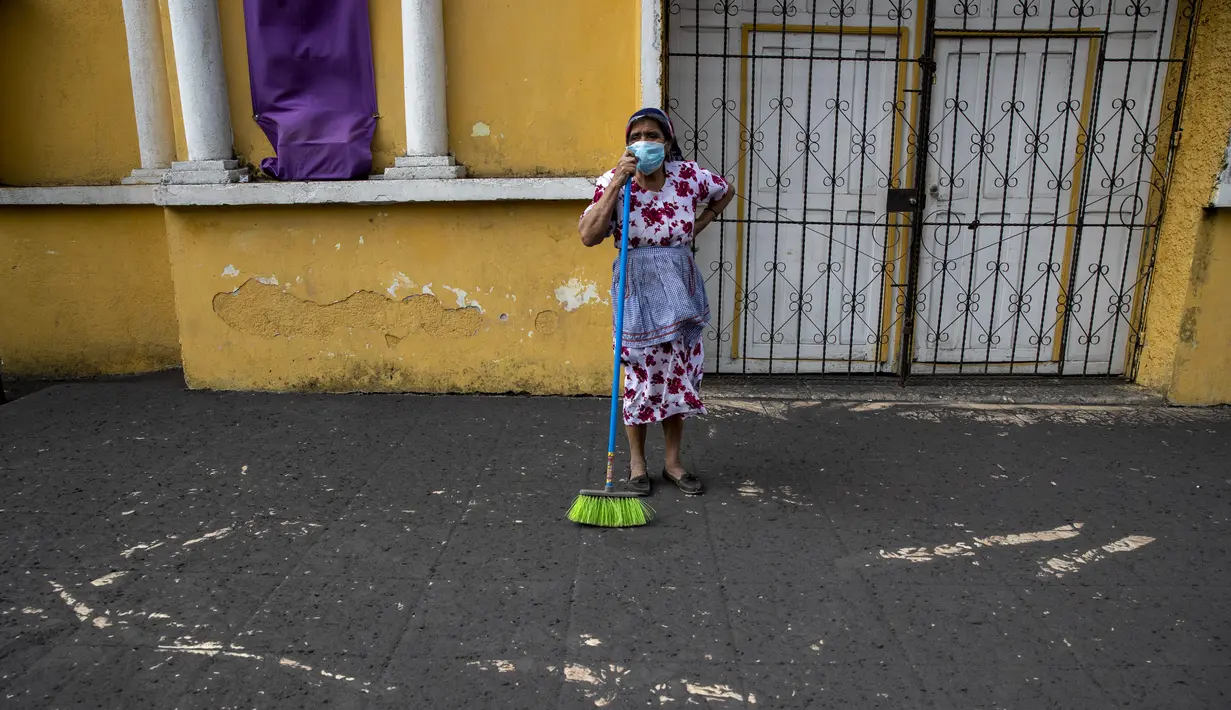 Lidia Esperanza Guzman beristirahat disela menyapu abu vulkanik dari beranda Gereja Katolik saat terjadi letusan Gunung Pacaya di San Francisco De Sales, Guatemala, Selasa (23/3/2021). Pergantian arah angin membuat abu yang berasal dari erupsi Gunung Pacaya menyelimuti Guatemala City. (AP Photo/Mois