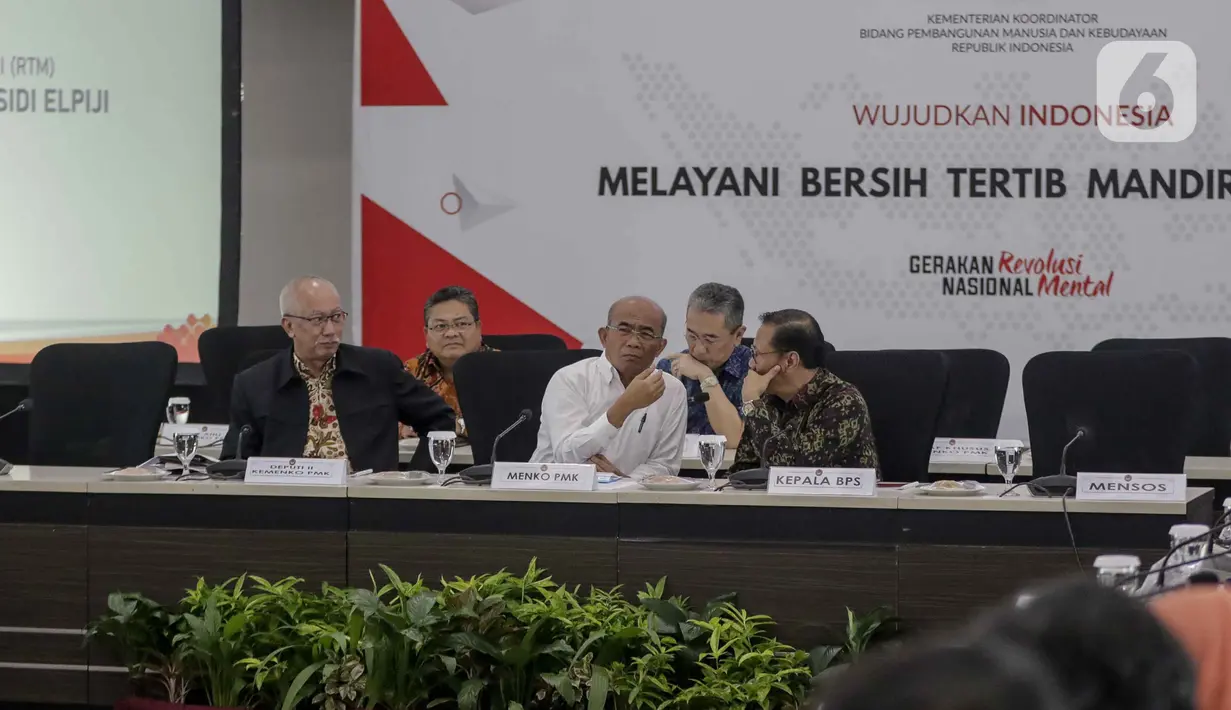 Menko Bidang PMK, Muhadjir Effendy berbincang dengan Kepala BPS Suhariyanto sebelum memimpin rakor tingkat menteri di Kantor Kemenko PMK, Jakarta, Kamis (20/2/2020). Rakor membahas kebijakan transformasi subsidi terkait isu rencana pemerintah mencabut subsidi elpiji 3kg. (Liputan6.com/Faizal Fanani)